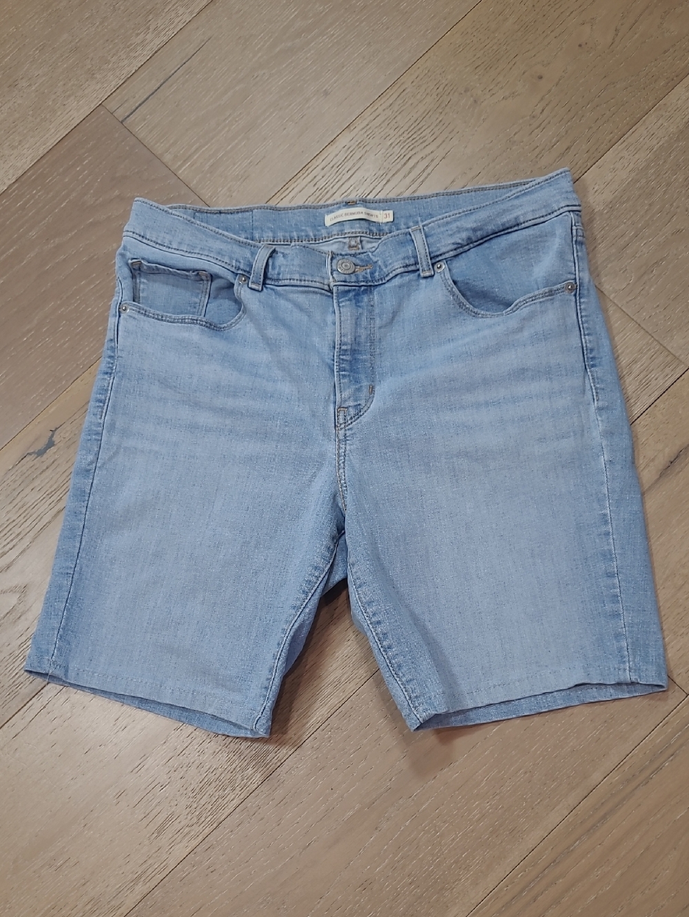 Levi's Jean Shorts Women's sz 31 Classic Bermuda Mid Rise Jean Shorts